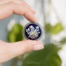 Apvali mėlyna sagė su gėlių nėriniais "Blue Queen" (32mm)